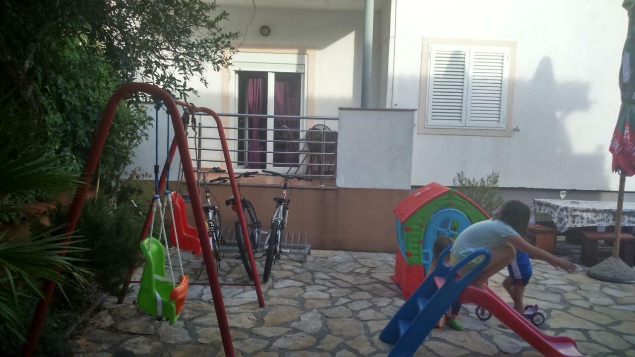 Apartments Lola Biograd Na Moru Exterior photo